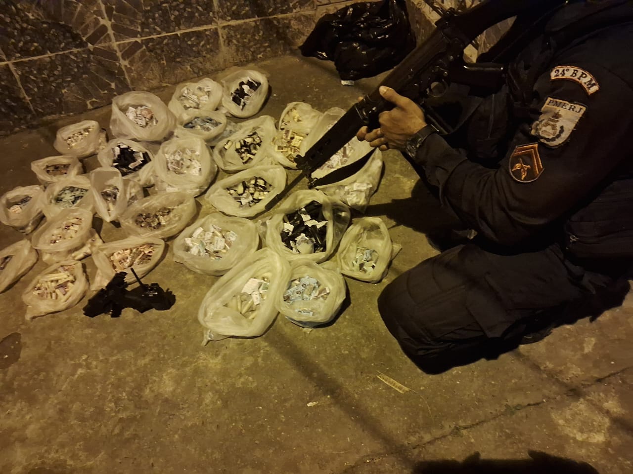 Policiais do 24º BPM apreendem farta quantidade de drogas e prendem criminoso em Queimados